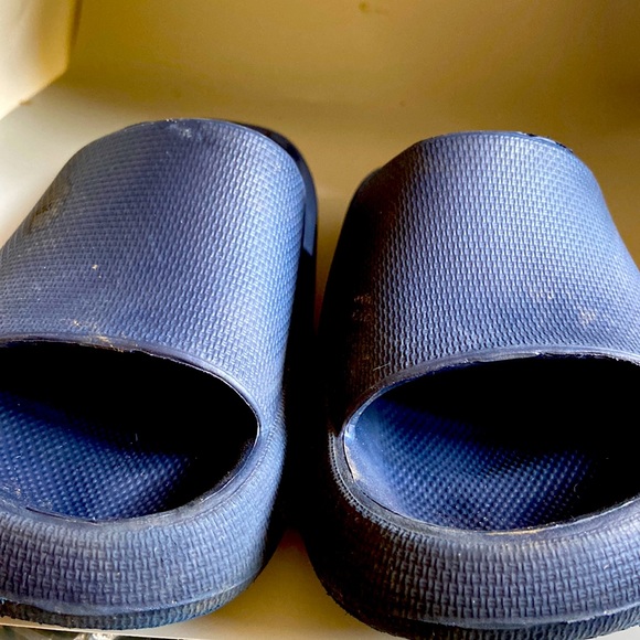 Child’s Soft plastic clogs perfect condition No scratches on toes or anywhere - Picture 1 of 4